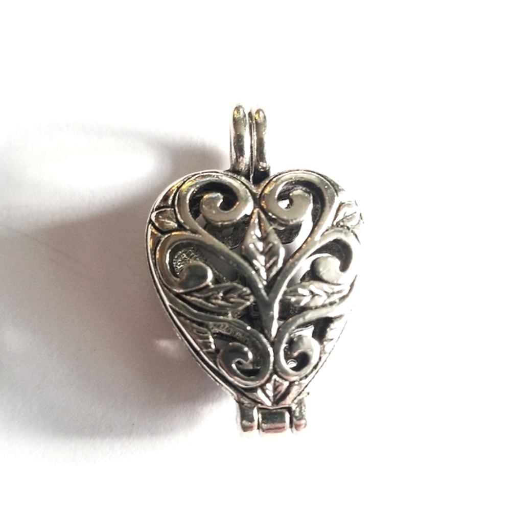 Vintage CAMCO Silver Tone Filigree Puffy Heart Prayer Locket pendant